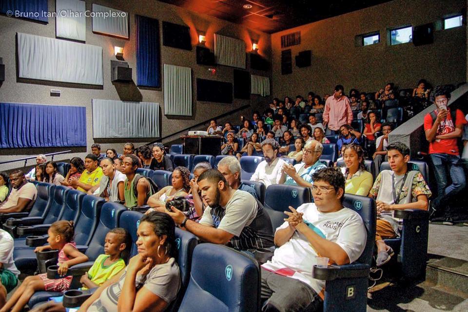 Cerca de 80 moradores estavam na estréia do filme 'Somos Mais' no cinema da Nova Brasília, no Complexo do Alemão. Foto: Bruno Itan/Voz das Comunidades
