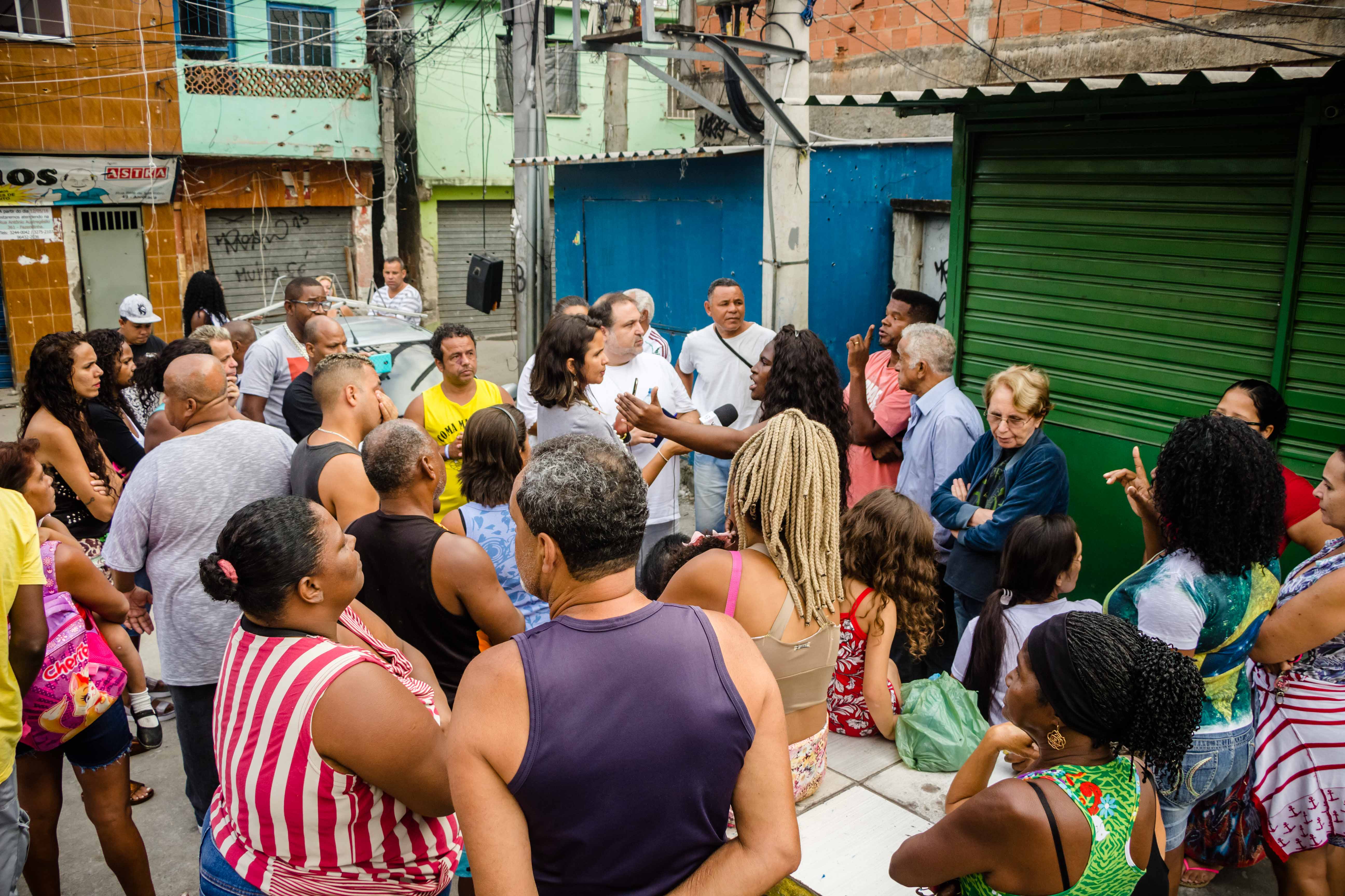 Cerca de 40 moradores participaram da reunião, que aconteceu na Praça do Zumbi - Foto: Renato Moura/Voz Das Comunidades