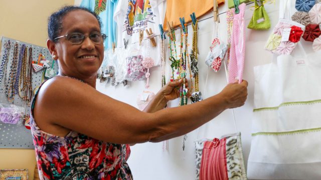Dona Antônia exibe o material produzido na comunidade - Foto: Betinho Casas Novas