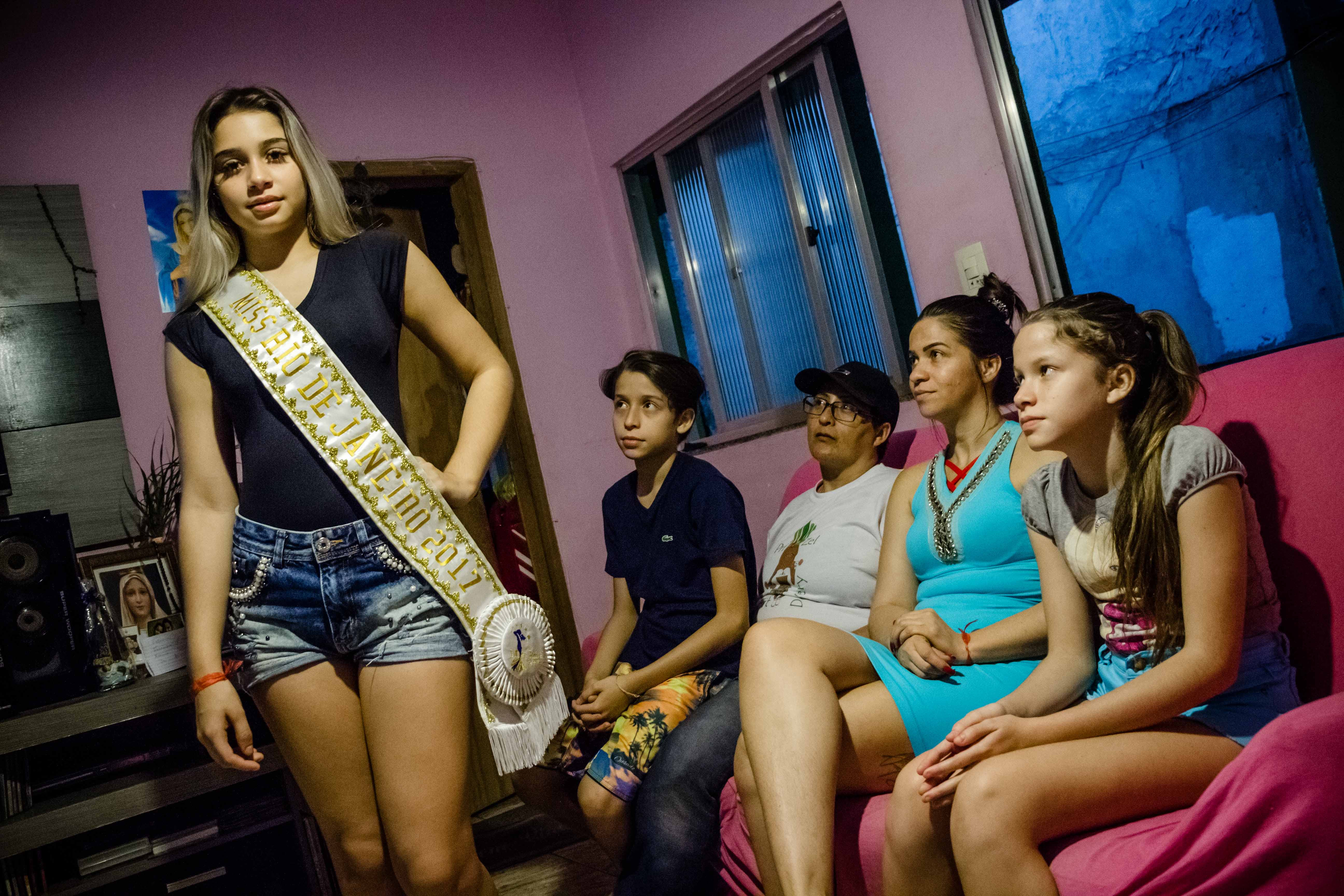 Jéssica Lisboa exibe a faixa de Miss Rio de Janeiro ao lado da mãe, da madrasta, e do casal de irmãos gêmeos. Foto: Renato Moura/Voz Das Comunidades