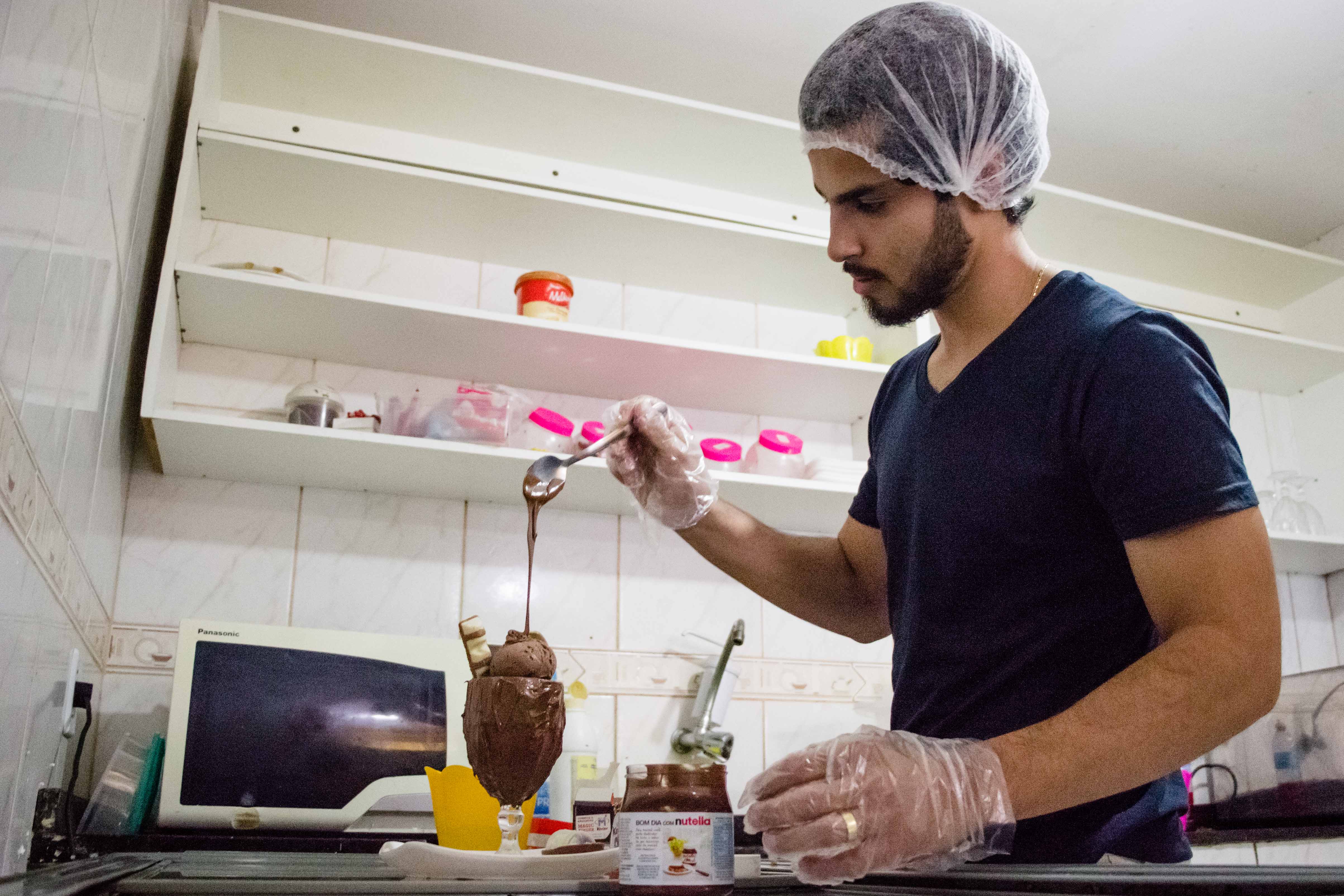 Formado em gastronomia, Marcos aplica suas habilidades no negócio - Foto: Renato Moura/Voz Das Comunidades