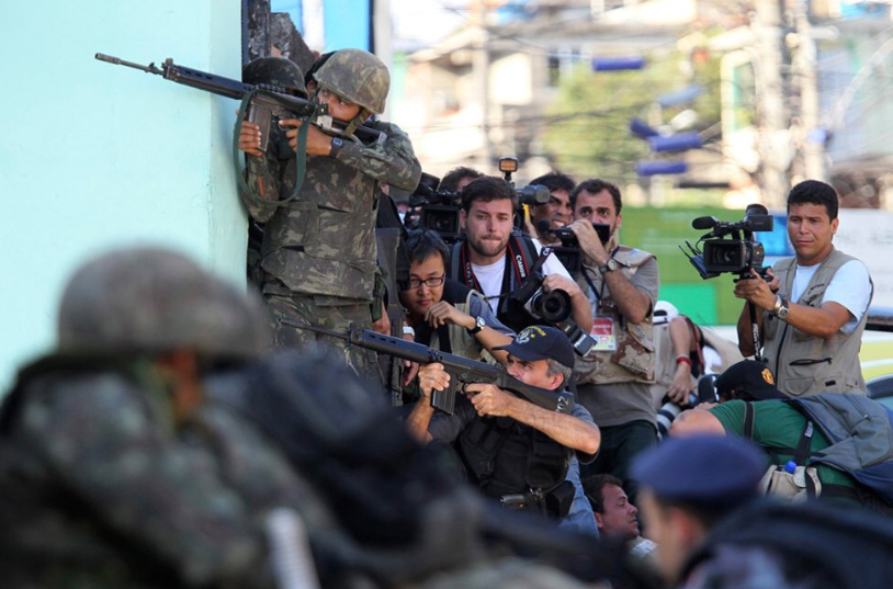 jornalistas ocupavam a parte baixa da favela e brigavam pela melhor imagem, que logo se multiplicava para todo o mundo. Foto: Reprodução
