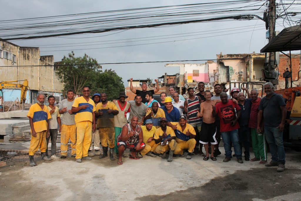 Funcionários da obra e moradores posaram juntos pra foto comemorando a reabertura da via. Foto: Vilma Ribeiro