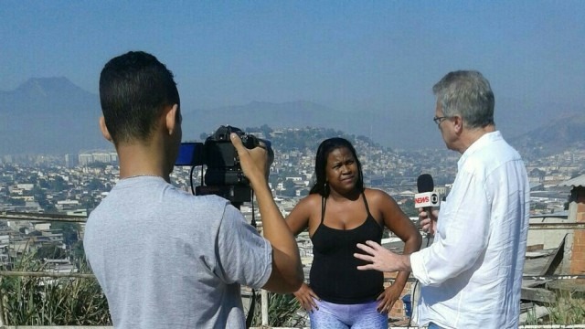 Pedro Bial conversa com a ativista Renata Trajano sobre a violência na favela. Foto: Raull Santiago