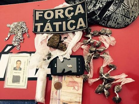 PM apreende adolescente que portava 27 bombinhas de maconha na Favela da Torre