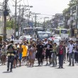 Manifestantes descendo a estrada do itararé, interditando toda a rua. - Foto: Renato Moura