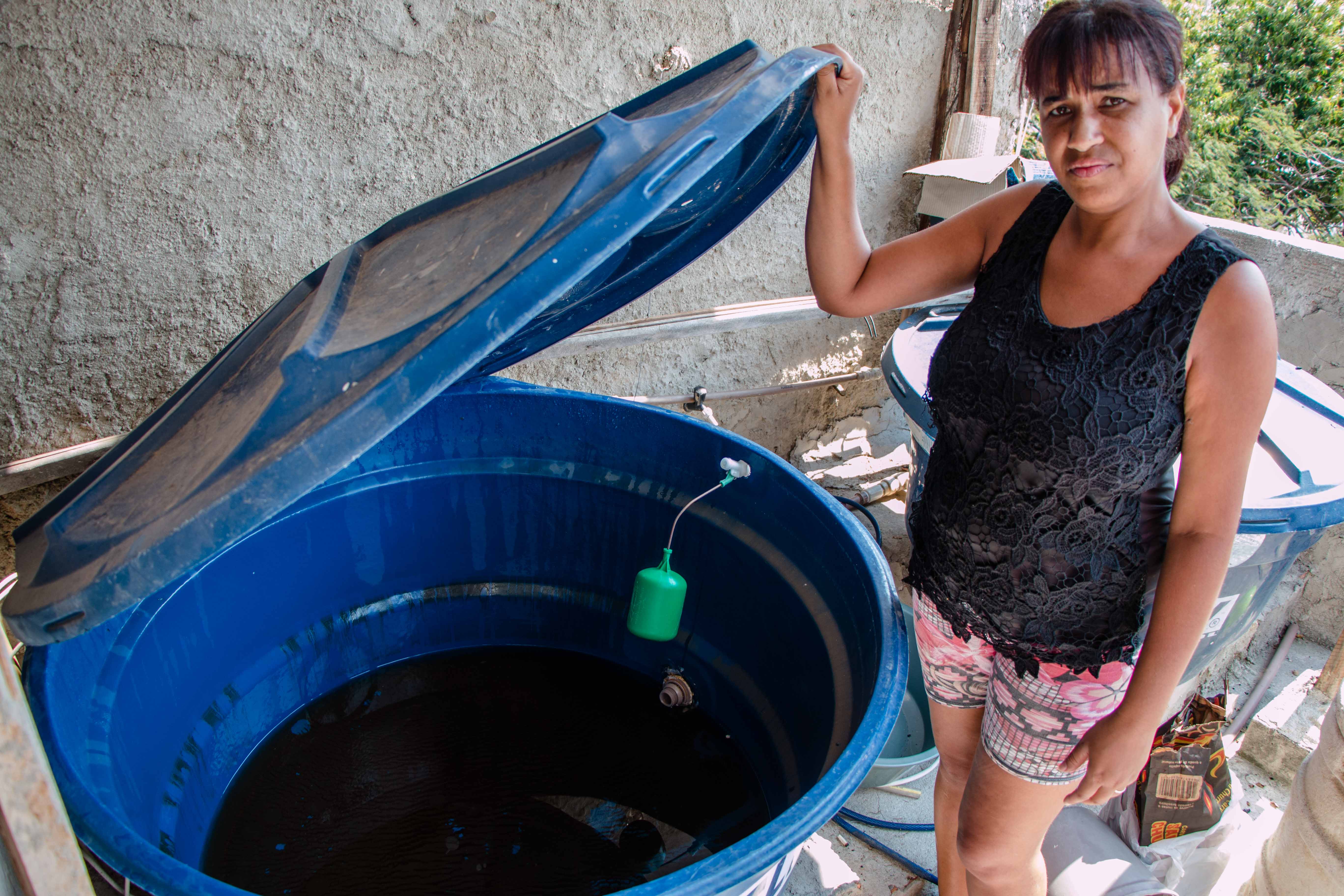 Sem dinheiro para comprar água, favela sofre com a má qualidade do serviço