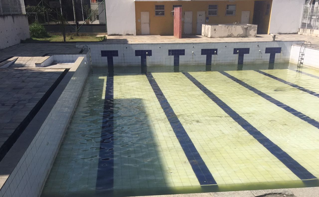 Moradores denunciam que piscina do Colégio Tim Lopes é ameaça de dengue