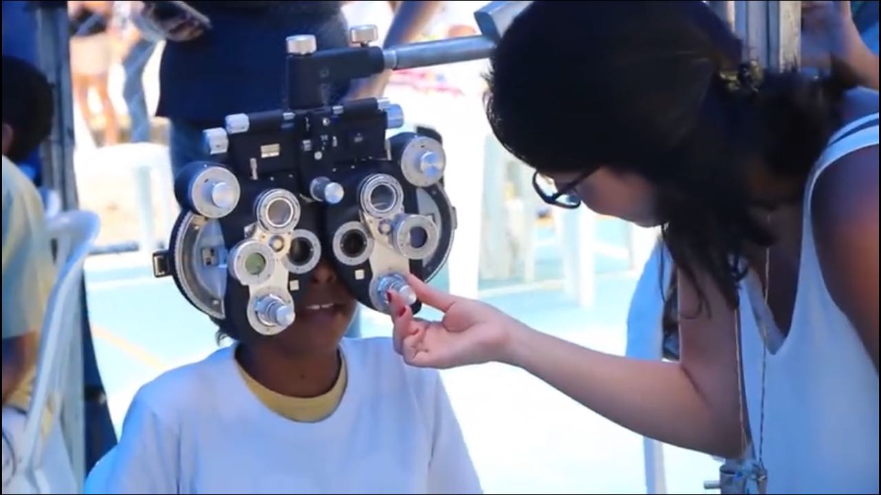 Crianças e jovens ganham atendimento oftalmológico na escola Dilermando Cruz, em Ramos