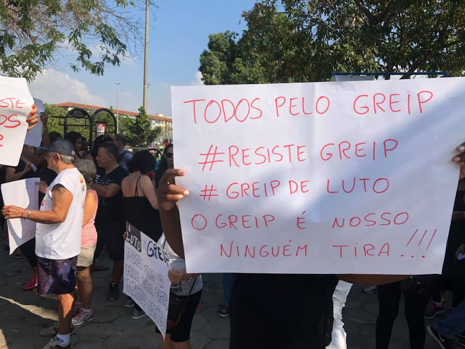 Funcionários e alunos da Vila Olímpica da Penha fazem manifestação e denunciam descaso com o local