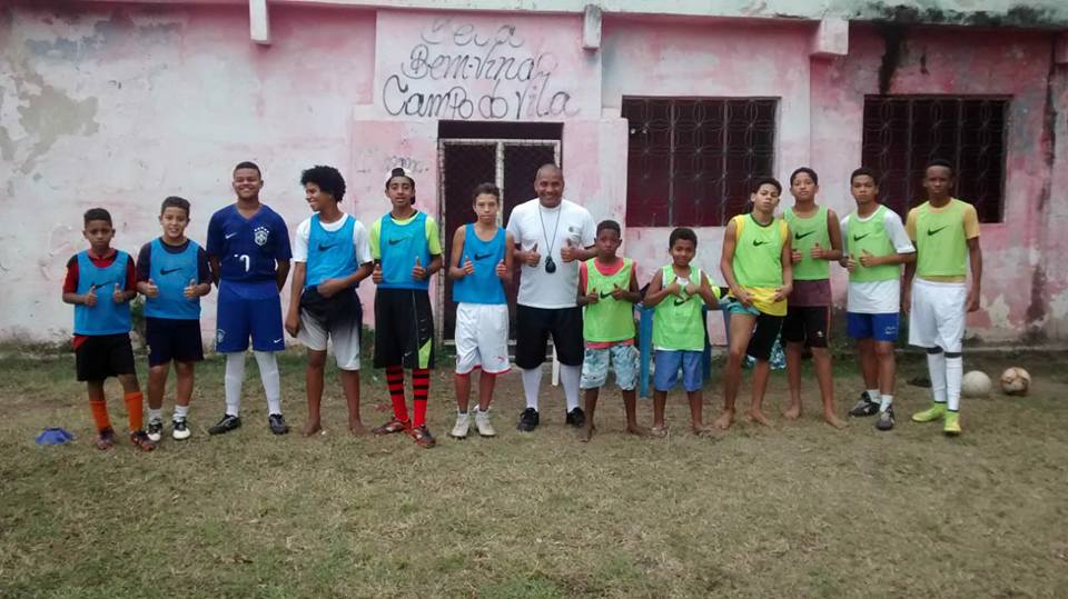 Torneio de futebol do Instituto Angeluz acontece na Vila Kennedy