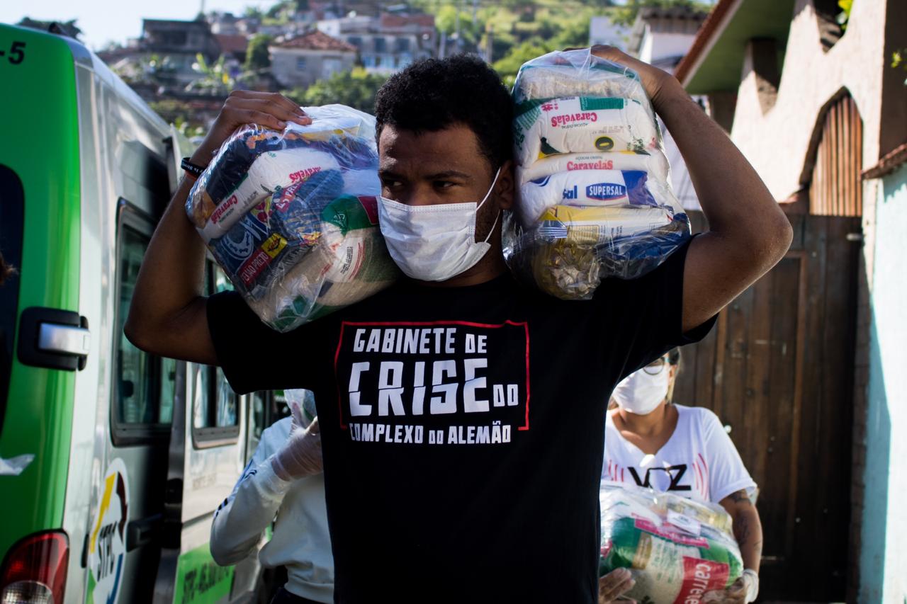 Gabinete de Crise do Alemão doa cestas básicas no Morro do Adeus