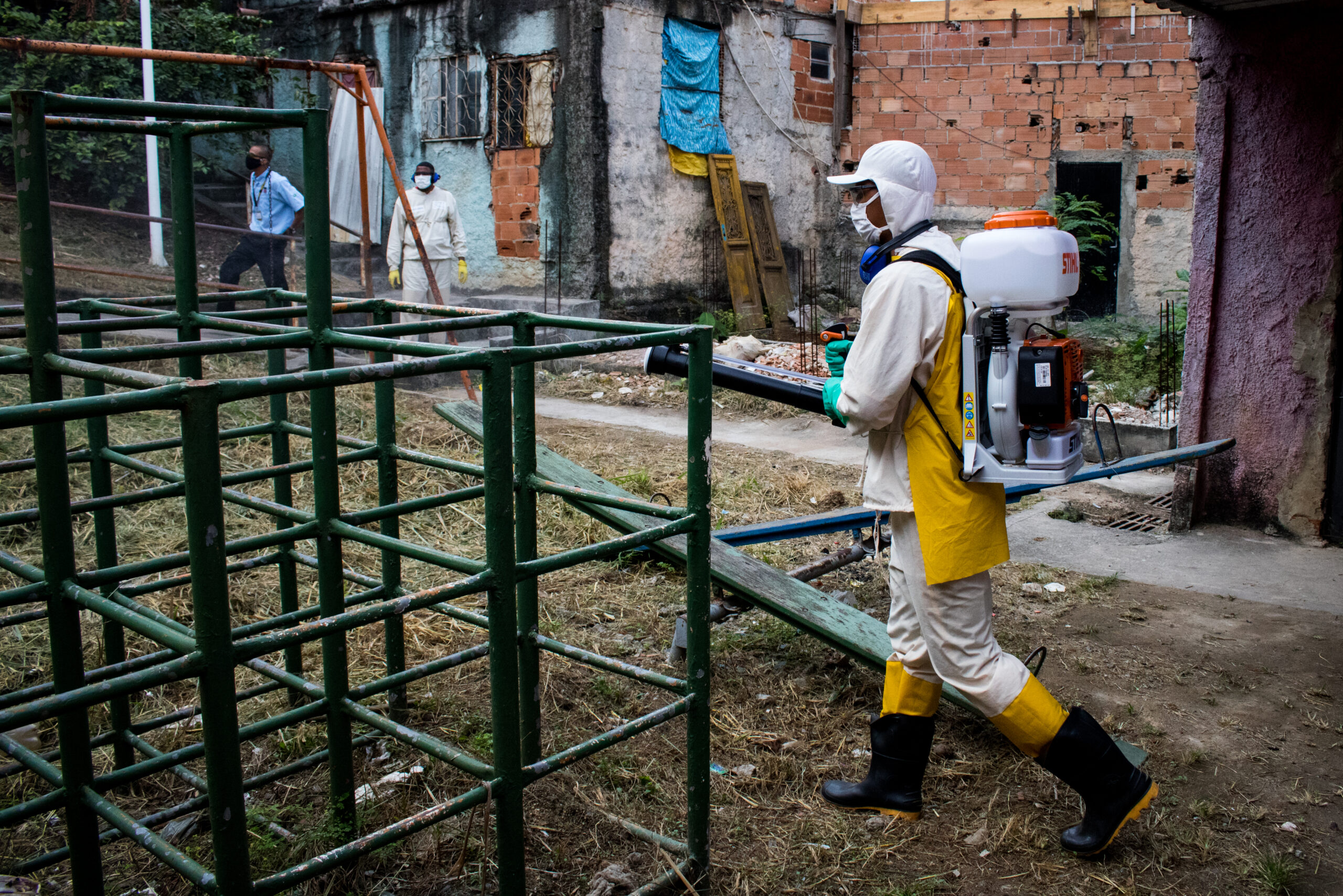 Agentes especializados de limpeza no Alemão. Foto: Matheus Guimarães / Voz das Comunidades