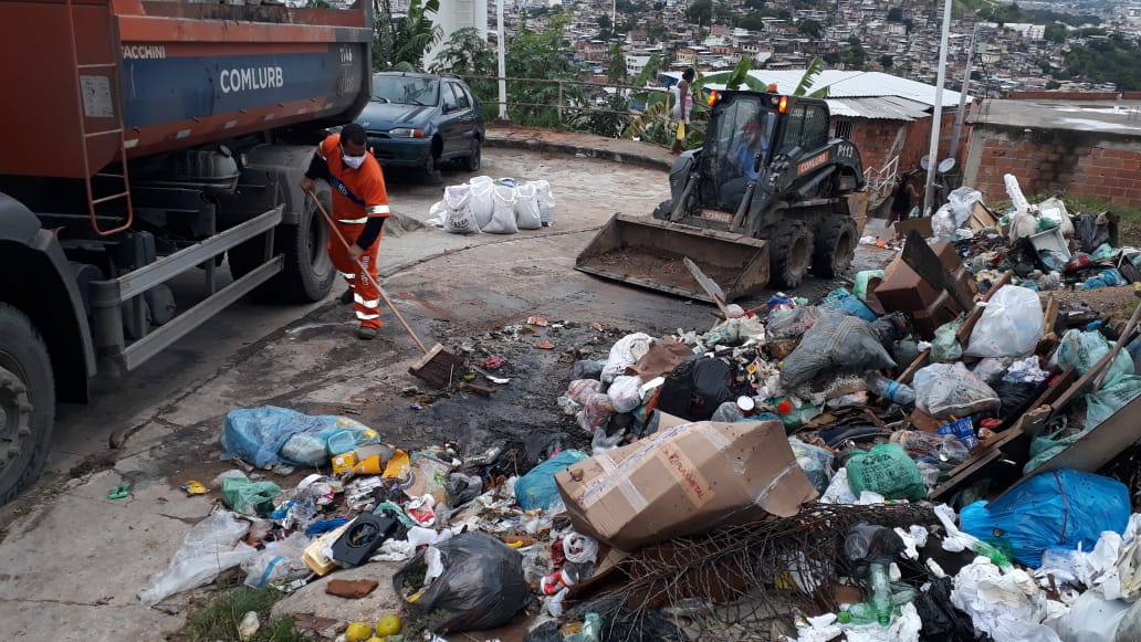 Estacionamento irregular dificulta trabalho da Comlurb no Alemão