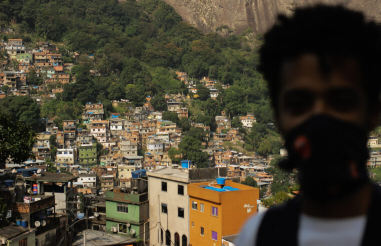 Jovens da Rocinha criam pesquisa para entender situação de moradores em meio a pandemia