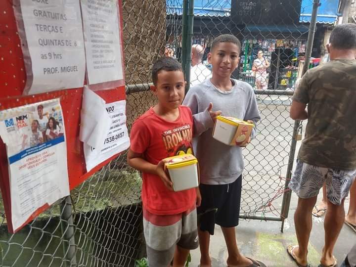 Movimento União Comunitária e Nestlé distribuem 8 mil potes sorvetes às crianças nas favelas
