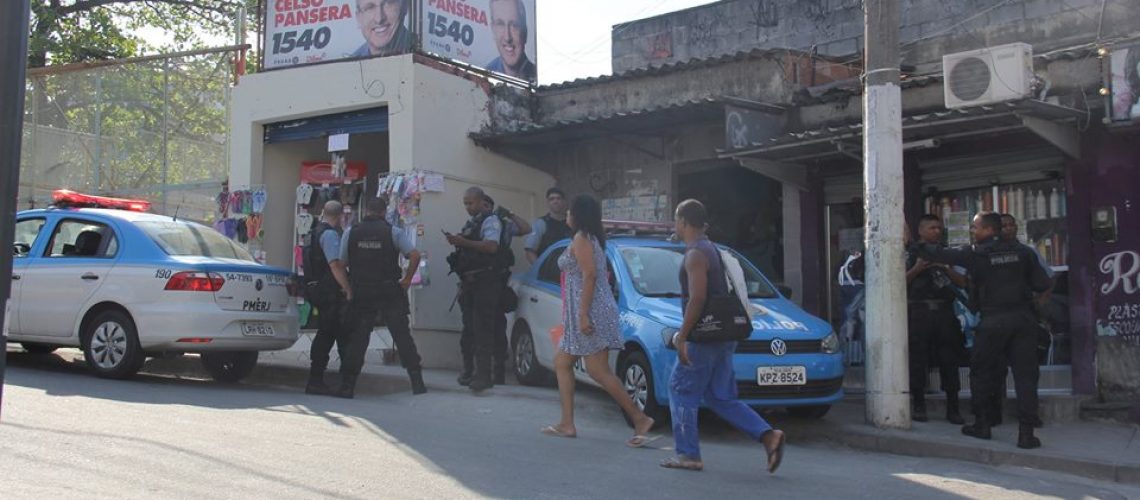 Policiais na entrada da Rua Nova, da alvorada. Foto: Betinho Casas Novas