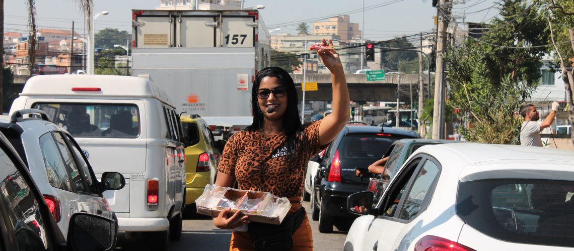 Ester Alves vendedora de balas no sinal. Foto: Vilma Ribeiro/Voz das Comunidades