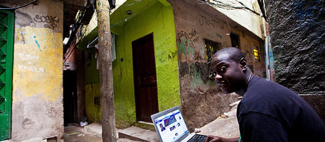 Vinicius Lima ilustra internet na favela. Foto: reprodução da internet