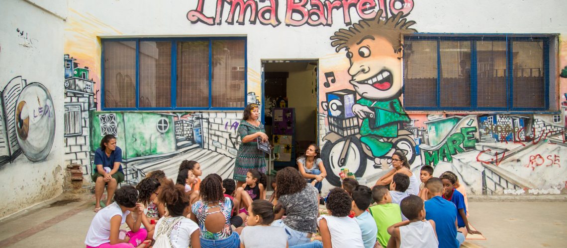 Biblioteca Infantil Maria Clara Machado-Contação de história na Praça Nova Holanda