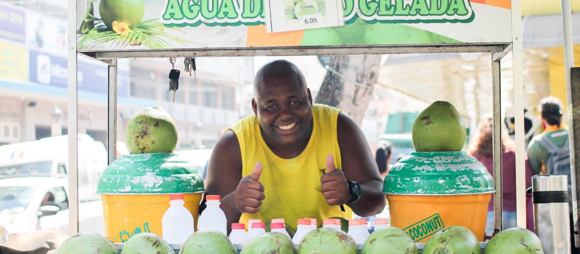 Há quase 10 anos, morador do Adeus ganha a vida vendendo água de coco e afirma: É a melhor água de coco de Bonsucesso