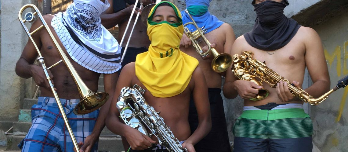 Os jovens Márcio Santana (trombone), Israel (saxofone), Misael (trompete), Gilson (trombone) e Matheus Silva (saxofone). No Morro do Borel. Foto: Anderson Valentim